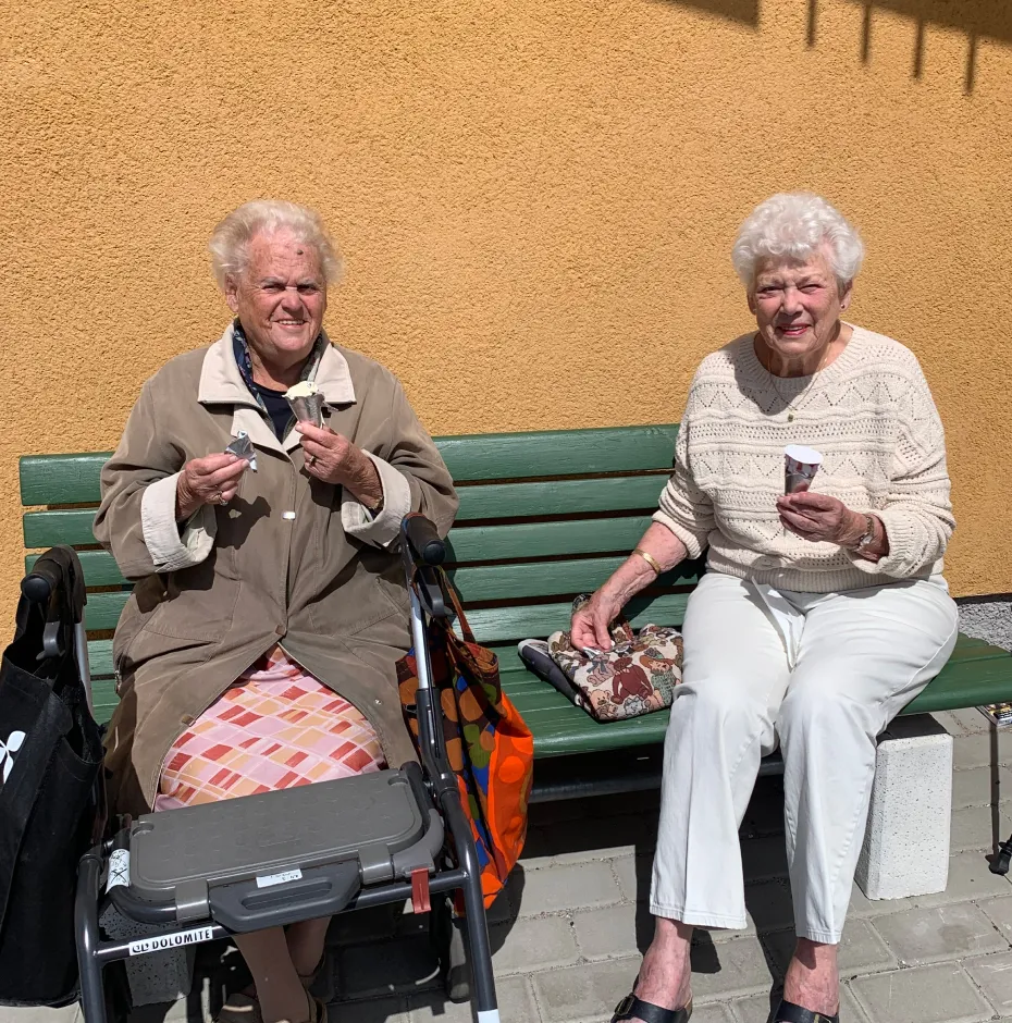 Glada pensionärer äter glass