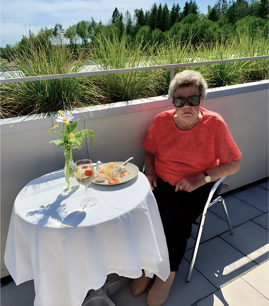 Äldre person som äter lunch